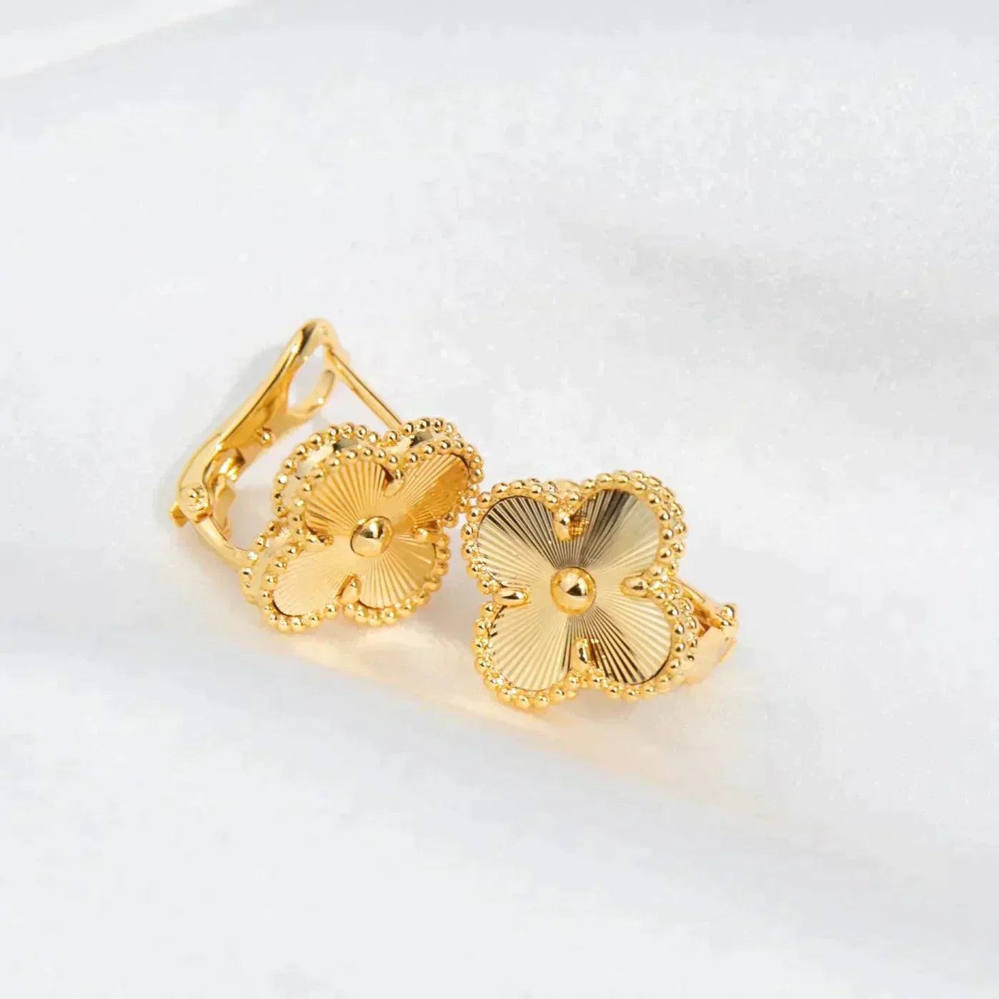 [Moco]CLOVER MEDIUM 1 MOTIFS LASER EARRINGS