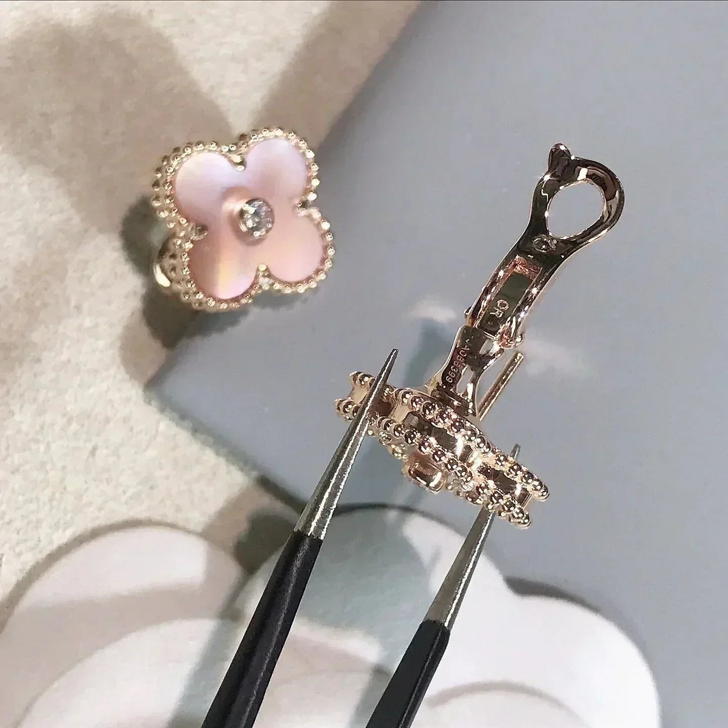 [Moco]CLOVER MEDIUM 1 MOTIFS  PINK MOP DIAMOND EARRINGS