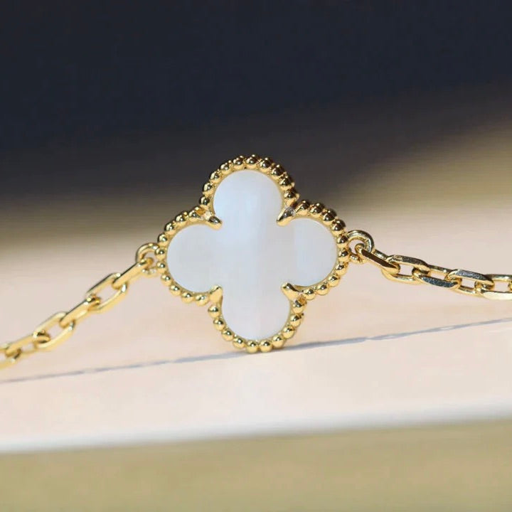 [Moco]CLOVER 20 MOTIFS WHITE MOP NECKLACE