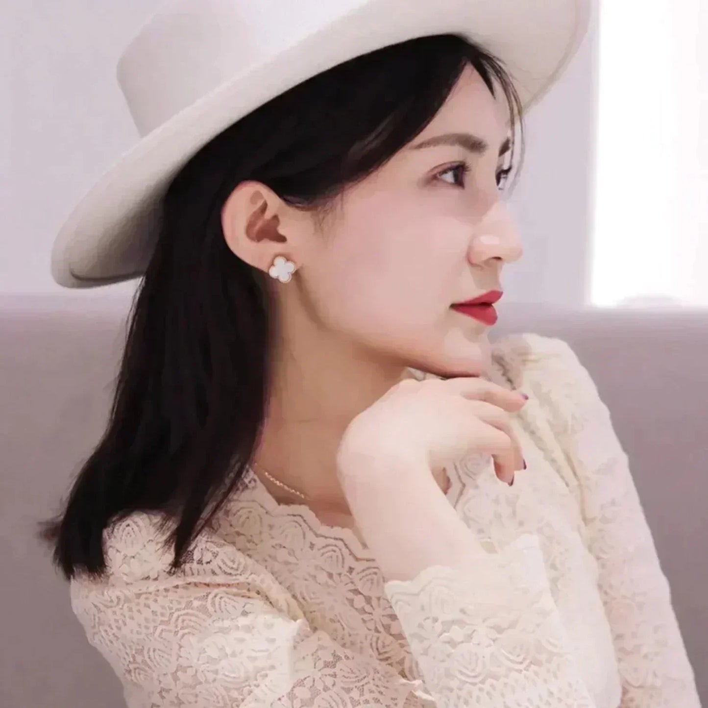 [Moco]CLOVER MEDIUM 1 MOTIFS  WHITE MOP STUD EARRINGS