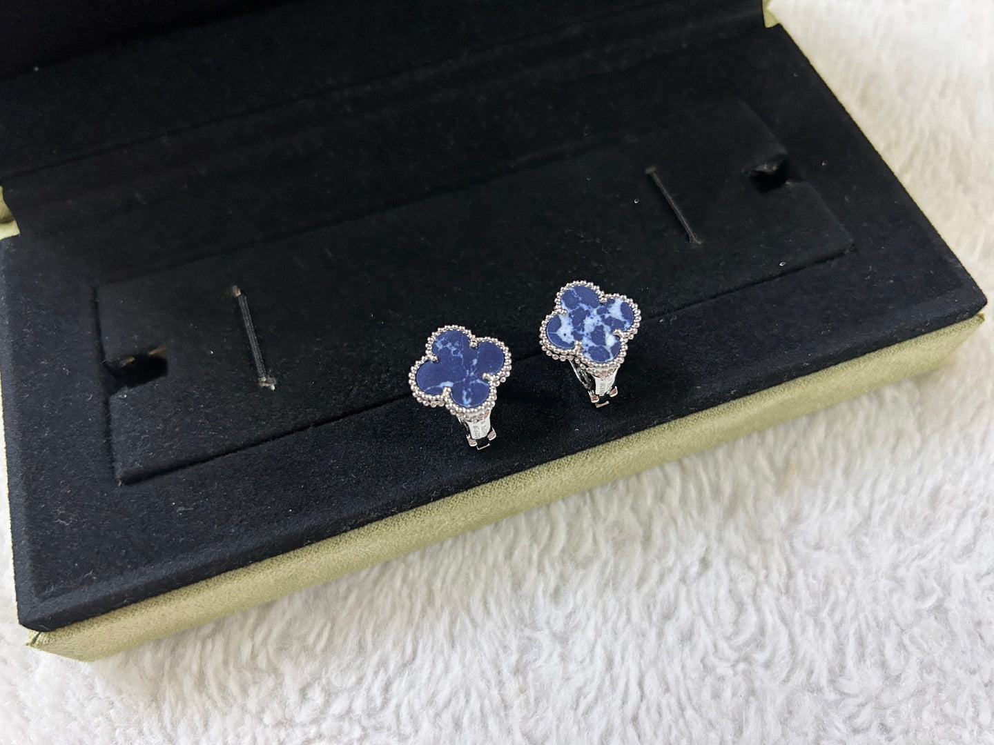 [Moco]CLOVER PIETERSITE MEDIUM STUD EARRINGS