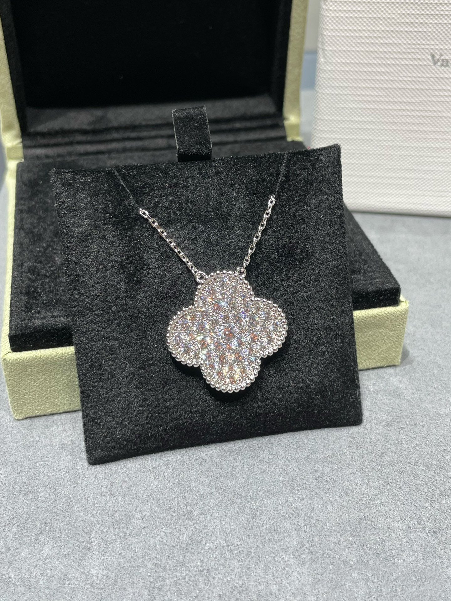 [Moco]CLOVER 25MM LARGE PENDANT DIAMOND PAVED SILVER NECKLACE