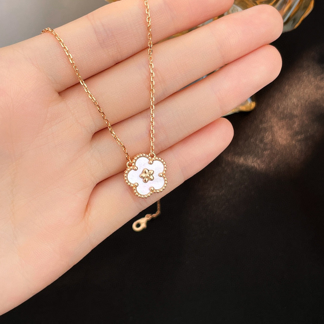 [Moco]LUCKY  WHITE MOP  PLUM BLOSSOM NECKLACE