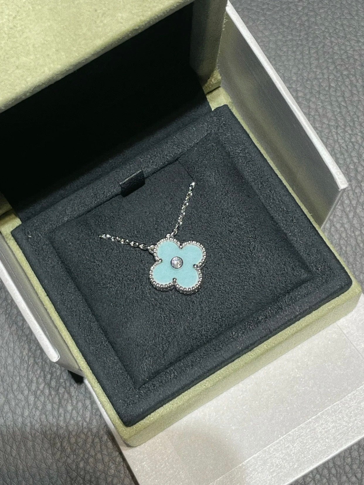 [Moco]CLOVER 1 DIAMOND LIGHT BLUE SILVER NECKLACE