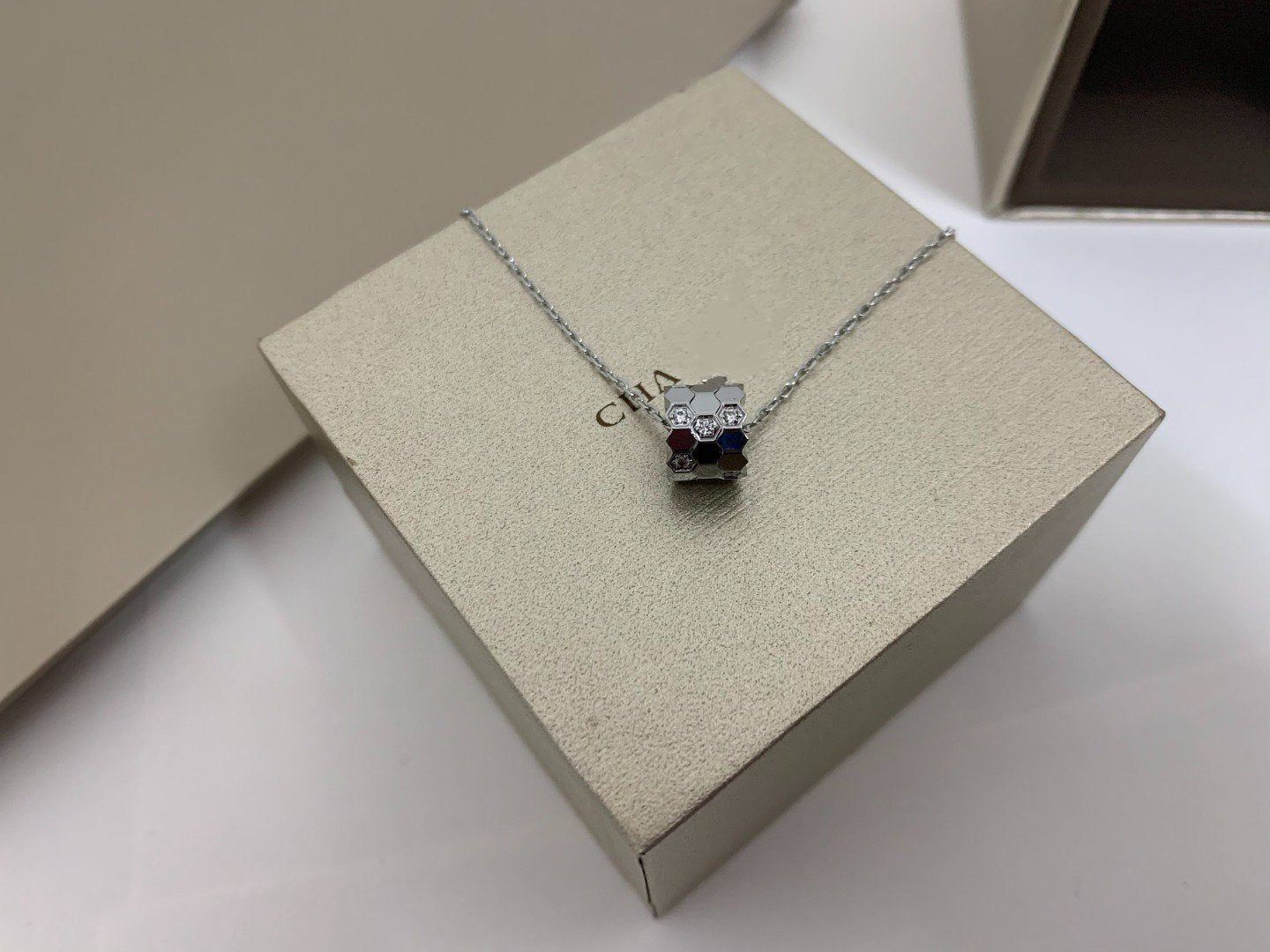 [Moco]BEE LOVE DIAMOND NECKLACE