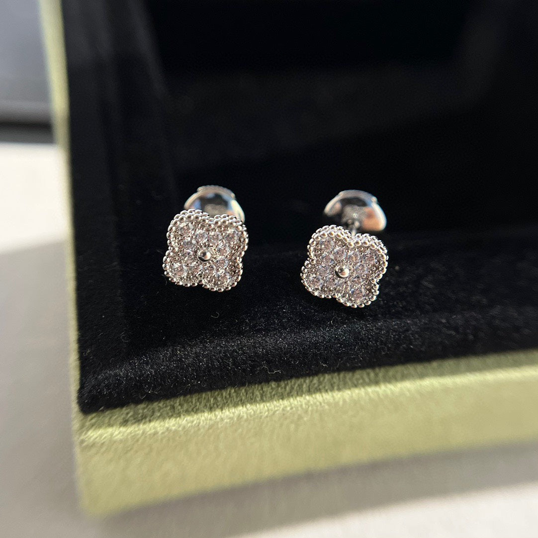 [Moco]CLOVER MINI DIAMOND STUD EARRINGS