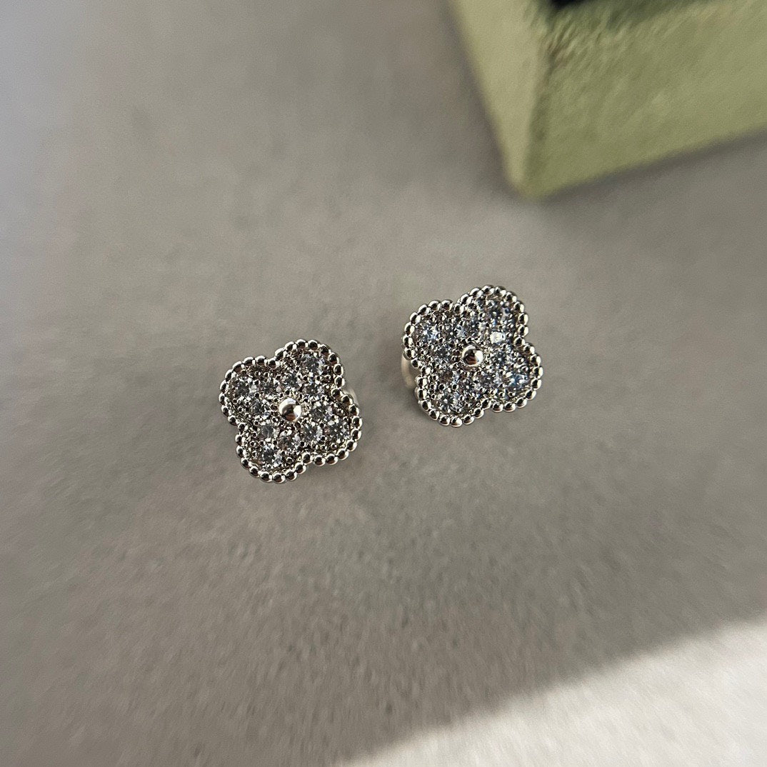 [Moco]CLOVER MINI DIAMOND STUD EARRINGS